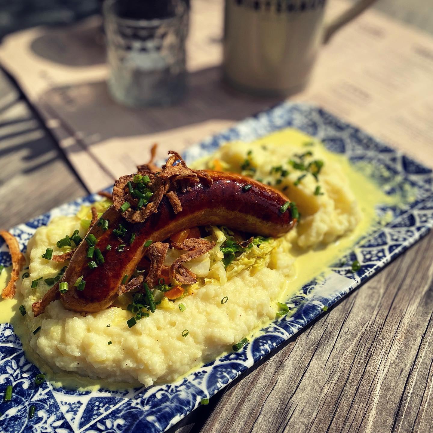 Käsebratwurst im Grafschafter Wirtshaus Moers